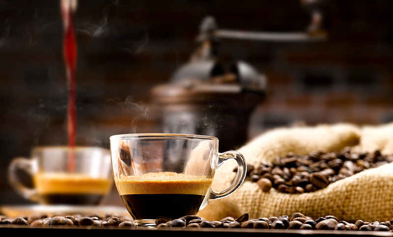 Café en grains avec moulin à café